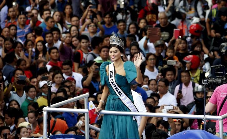 © Reuters. Miss Universe 2015 Pia Alonzo Wurtzbach waves to the crowd as her motorcade passes along a busy street in Manila