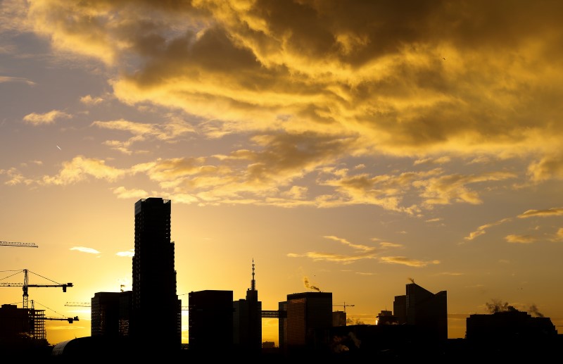 © Reuters. Buildings under construction are seen during a sunrise in central Brussels