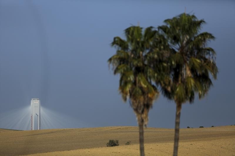 © Reuters. Moody's aplaude acuerdo de acreedores de Abengoa, pero esperará a detalles