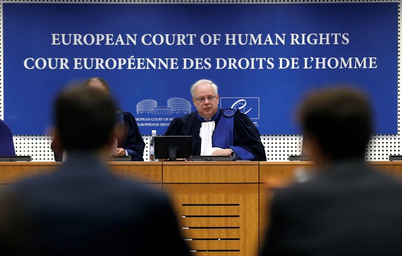 © Reuters. Luxembourg's Dean Spielmann, President of the European court of Human Rights, pronounces a judgment during an hearing at the court in Strasbourg