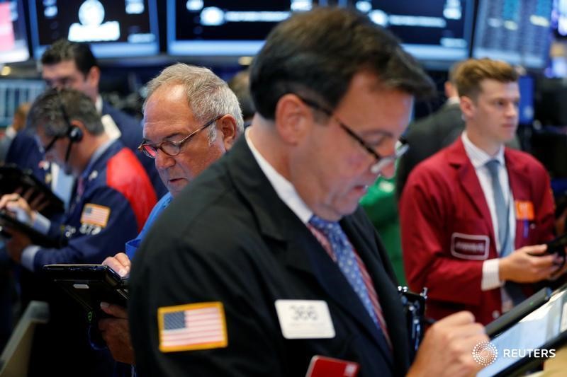 © Reuters. Traders work on the floor of the New York Stock Exchange (NYSE) shortly after the opening bell in New York