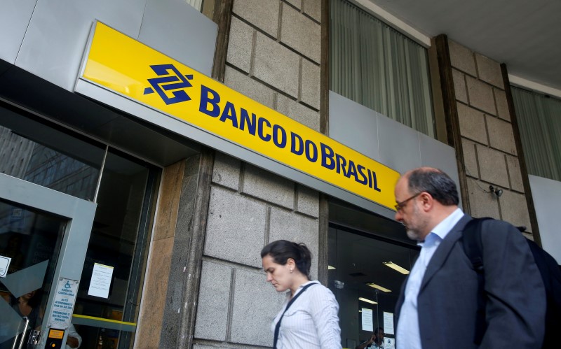 © Reuters. People walk in front of a Banco do Brasil branch in downtown Rio de Janeiro