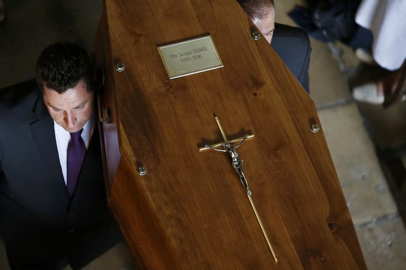 © Reuters. Pallbearers carry the coffin of slain French parish priest Father Jacques Hamel after a funeral ceremony at the Cathedral in Rouen