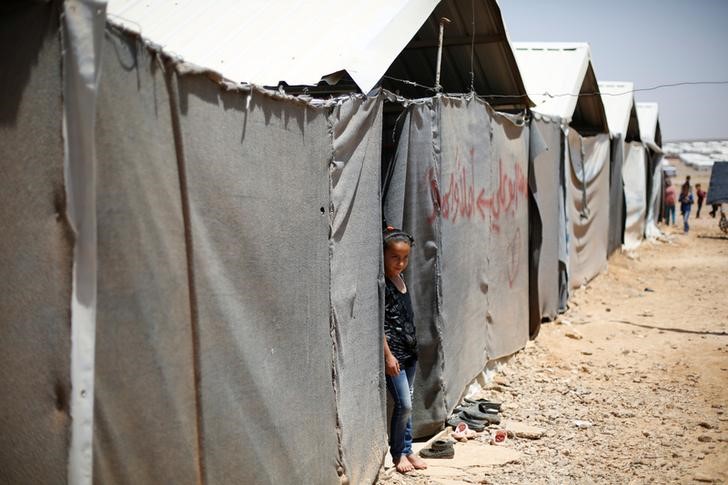 © Reuters. Menina síria em frente à residência de sua família no campo de refugiados de Azraq, próximo à cidade de Al Azraq, na Jordânia