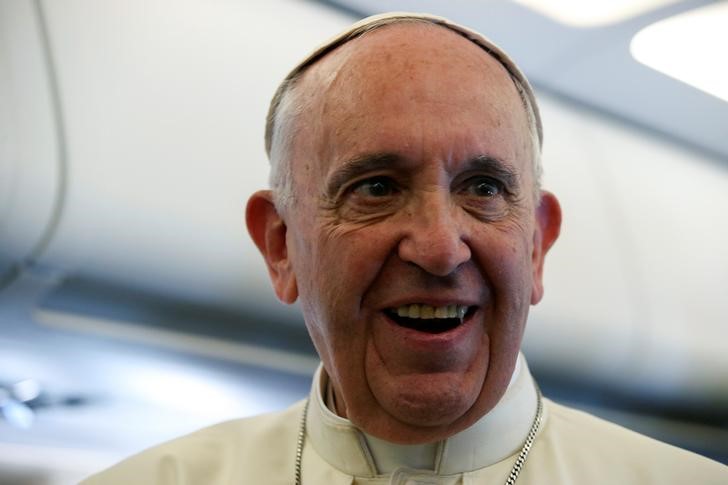 © Reuters. O papa Francisco durante vôo da Itália à Polônia