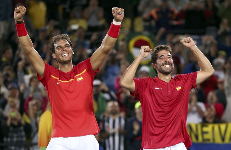 © Reuters. Nadal y López ganan medalla de oro en tenis dobles masculino