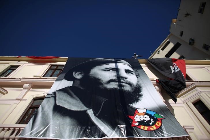 © Reuters. Cuba rinde homenaje a Fidel Castro en su 90 cumpleaños en medio de cambios