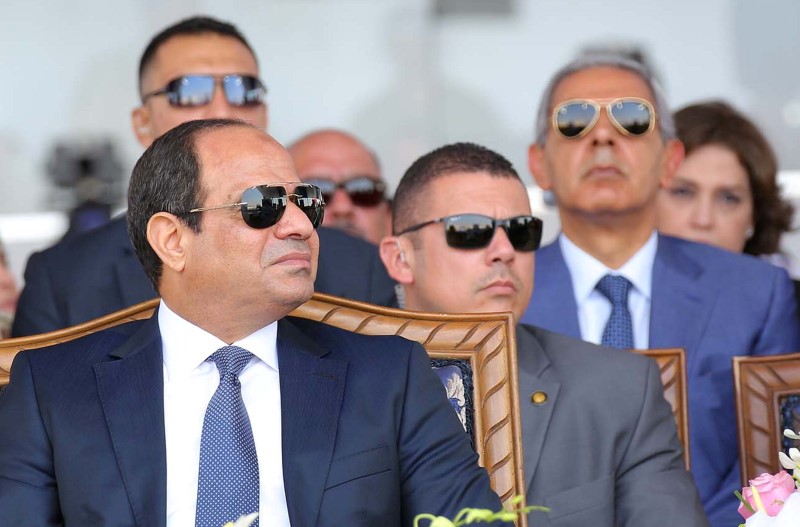 © Reuters. Egyptian President Abdel Fattah al-Sisi attends during the first anniversary of launching the New Suez Canal and the 60th anniversary of nationalizing the Suez Canal in Ismailia