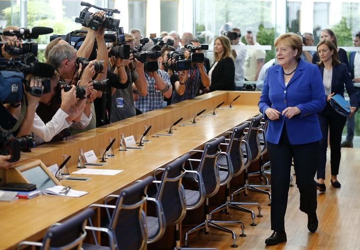 © Reuters. Merkel insta a que los líderes empresariales contraten más refugiados