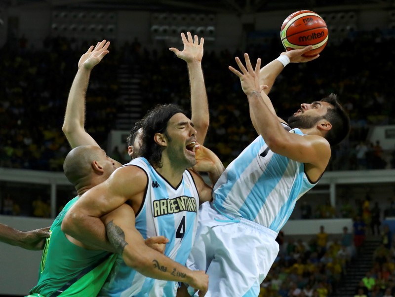 © Reuters. Basketball - Men's Preliminary Round Group B Argentina v Brazil