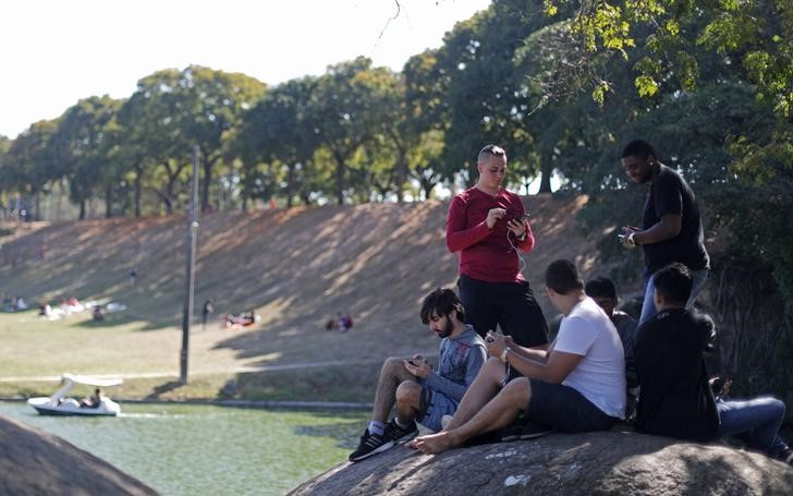 © Reuters. Pessoas jogando Pokémon Go em parque do Rio de Janeiro
