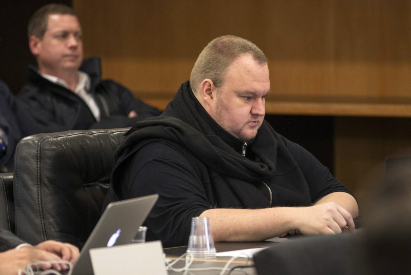 © Reuters. German tech entrepreneur Kim Dotcom sits in a chair during a court hearing in Auckland, New Zealand