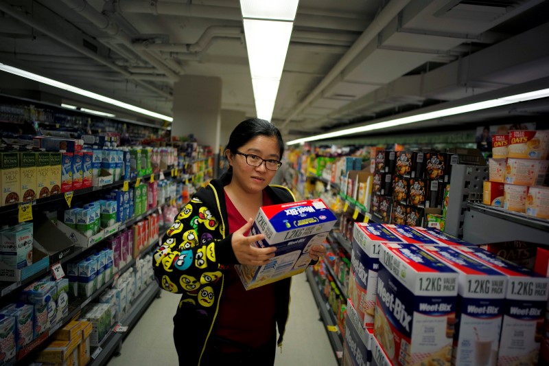 © Reuters. Chinese "daigou" shopping agent Na Wang selects an Australian breakfast cereal product popular with Chinese consumers, during a shopping trip to procure goods for Chinese customers, at an Australian supermarket in Sydney