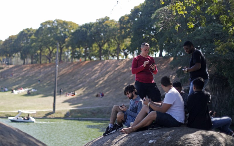 © Reuters. La locura por Pokemon Go compite en popularidad con los JJOO de Río