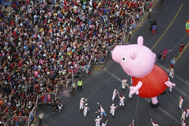 © Reuters. The Peppa Pig balloon makes its way along the streets during an annual Christmas parade at Santiago town