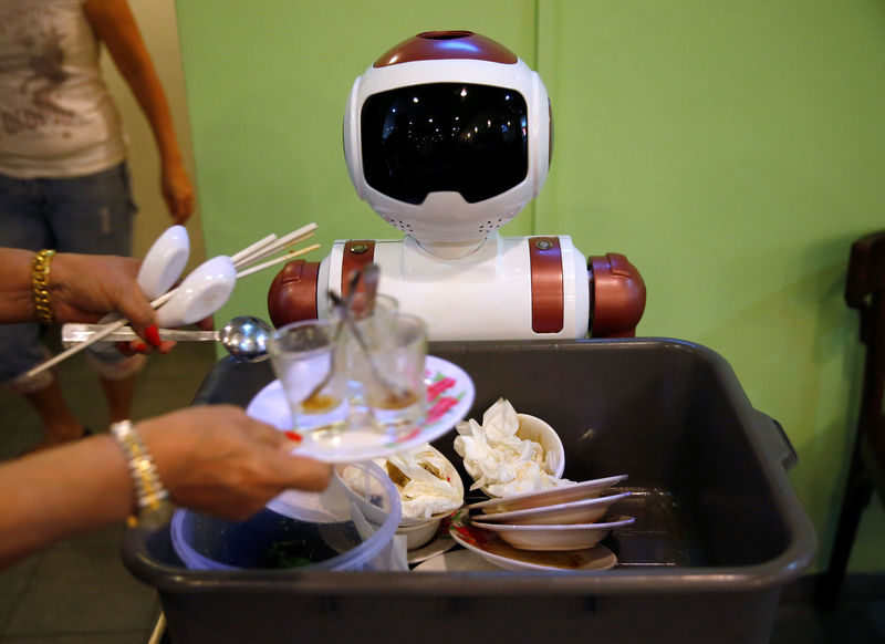 © Reuters. A robot collects dishes to be cleaned at Chilli Padi Nonya Cafe in Singapore