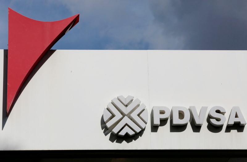 © Reuters. The logo of the Venezuelan oil company PDVSA is seen on a gas station in Caracas