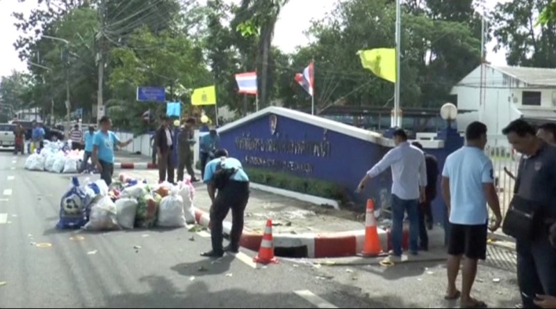 © Reuters. Officials check the scene after bomb blasts in the southern province of Surat Thani, Thailand