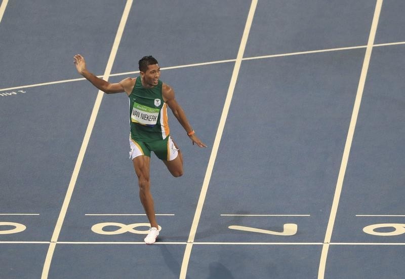 © Reuters. Sudafricano Van Niekerk bate récord mundial para ganar oro en 400 mts de Río