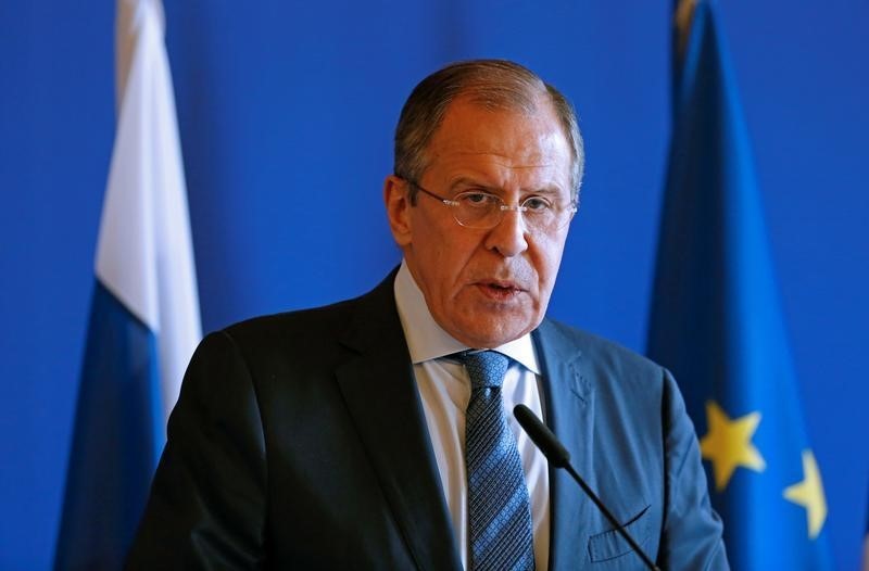 © Reuters. Russian Foreign Minister Sergei Lavrov attends a news conference at the Quai D'Orsay in Paris