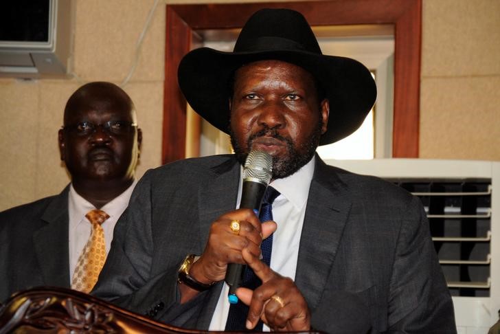 © Reuters. South Sudan's President Salva Kiir addresses delegates during the swearing-in ceremony of First Vice President Taban Deng Gai at the Presidential Palace in the capital of Juba