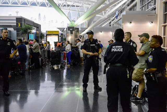 © Reuters. Policiais vistos no terminal 8 do aeroporto John F. Kennedy, em Nova York