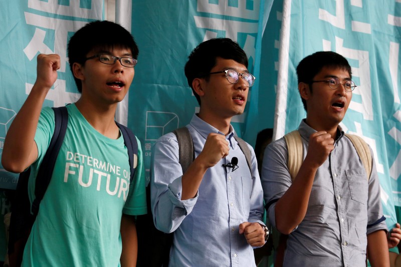 © Reuters. Líderes estudantis Joshua Wong, Nathan Law e Alex Chow em Hong Kong