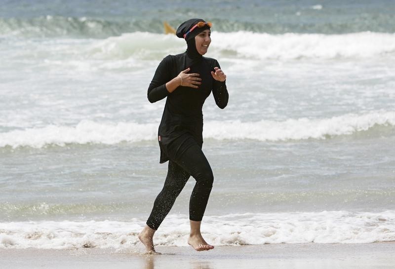 © Reuters. Tercera ciudad francesa prohíbe el "burkini" en sus playas