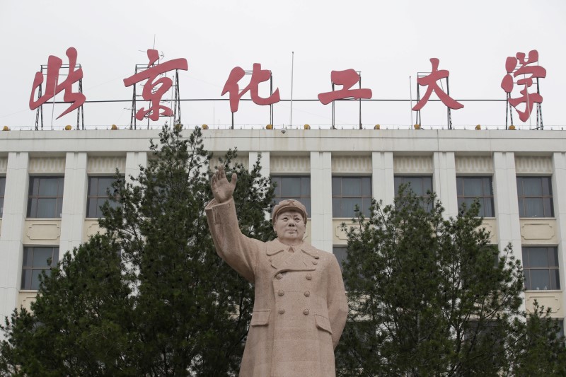 © Reuters. A statue of late Chairman Mao Zedong is pictured at Beijing University of Chemical Technology in Beijing