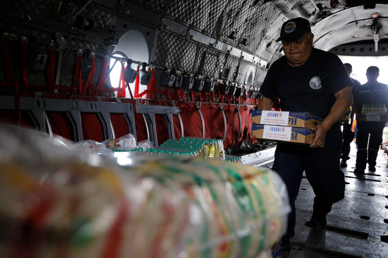 © Reuters. Members of Peru's National Institute of Civil Defense and Peru's Air Force load a cargo plane with aid to be delivered to the Caylloma province of the Andean region Arequipa after a 5.3 magnitude shallow earthquake rocked the region, in Lima