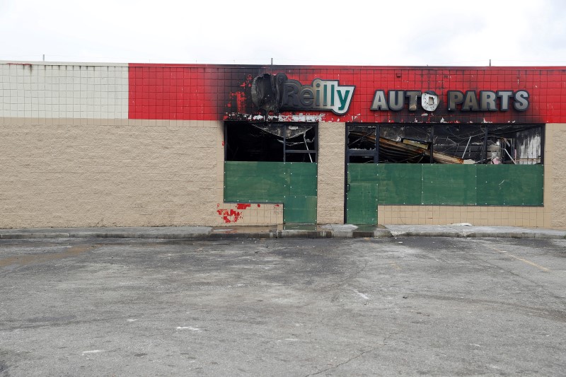 © Reuters. A burned down auto parts store is seen after disturbances following the police shooting of a man in Milwaukee, Wisconsin