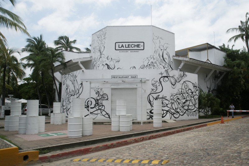 © Reuters. General view shows a restaurant where unknown assailants kidnapped a group of people in the Pacific tourist resort of Puerto Vallarta