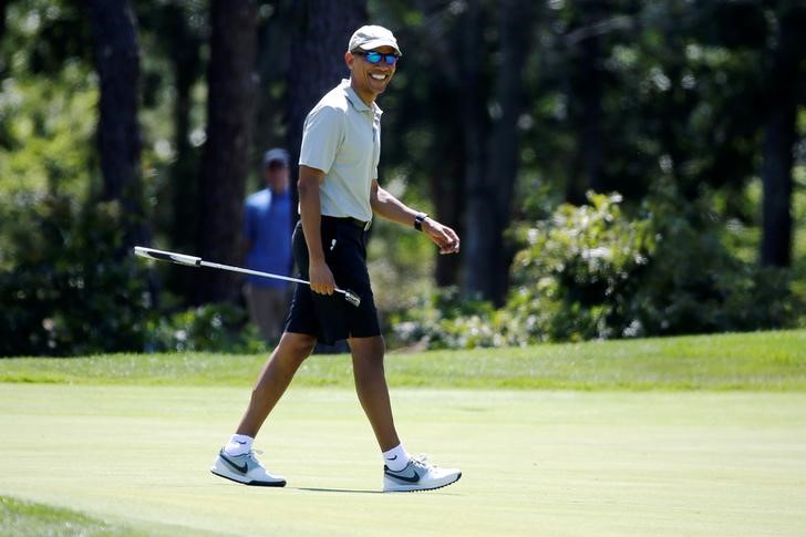 © Reuters. أوباما يحذر الديمقراطيين من الإفراط في الثقة بشأن فوز كلينتون