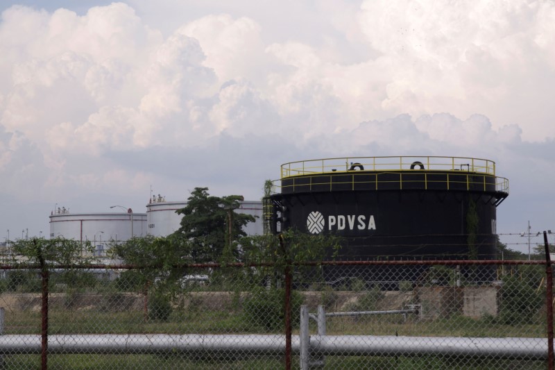 © Reuters. Tanks with the logo of the Venezuelan oil company PDVSA are seen in Cabimas