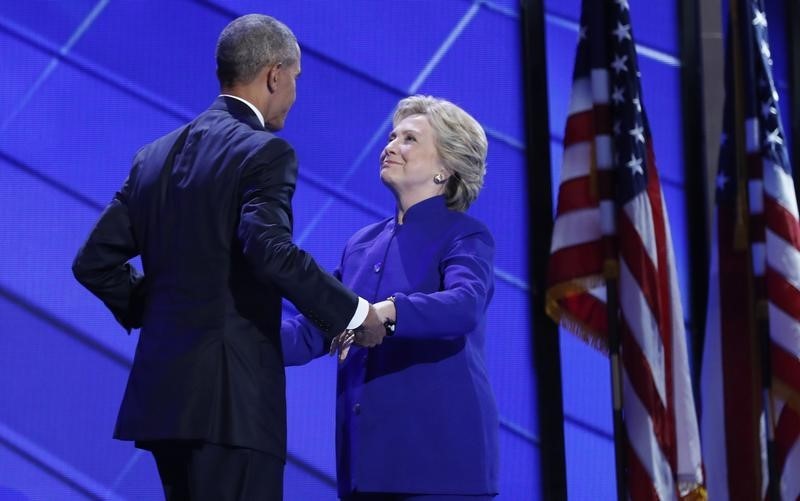 © Reuters. Obama dice a demócratas que no deben estar muy confiados sobre victoria de Clinton