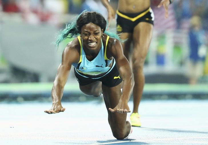 © Reuters. Miller vence a Allyson Felix en dramático final y gana oro en los 400 mts