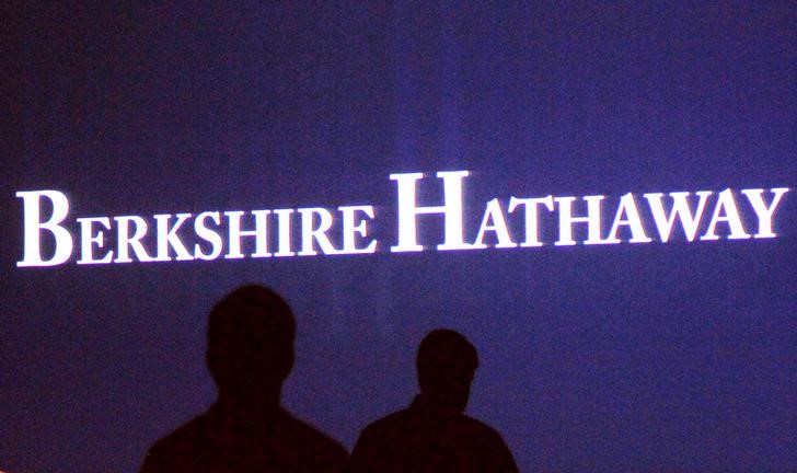 © Reuters. Видеоэкран на ежегодном заседании акционеров Berkshire Hathaway