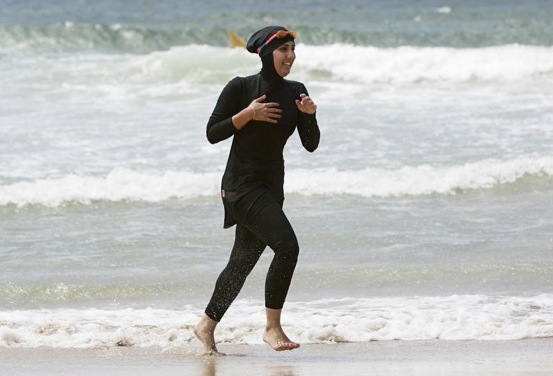 © Reuters. BURKINI: CHEVENEMENT PRÔNE L’ORDRE PUBLIC