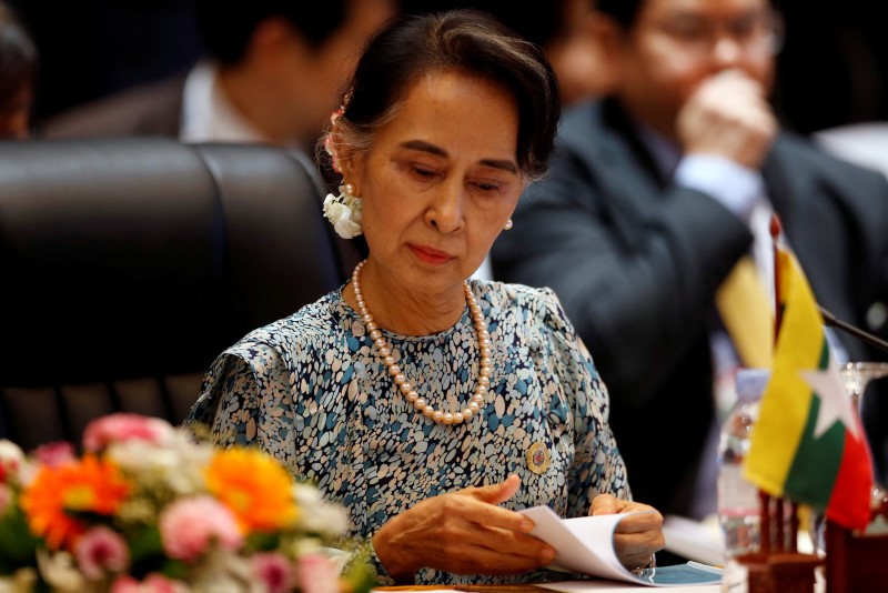 © Reuters. Myanmar's Foreign Minister Aung San Suu Kyi attends a meeting of ASEAN foreign ministers in Vientiane