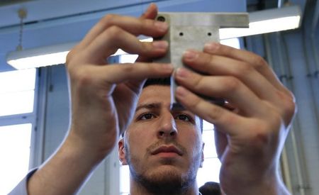 © Reuters. un operaio al lavoro in una fabbrica tedesca