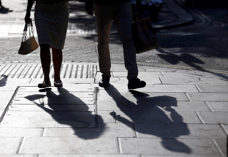 © Reuters. Shoppers walk along the pavement in Oxford Street, in London