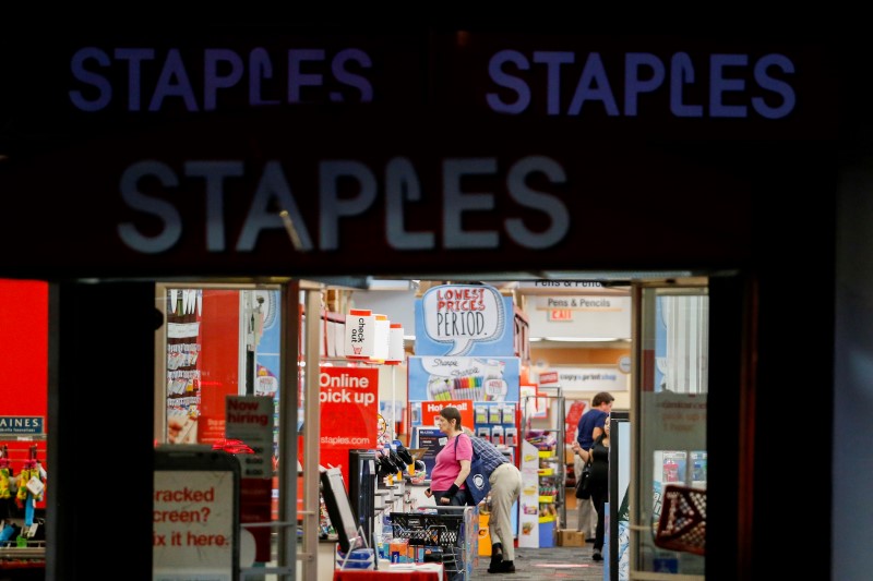 © Reuters. Customers shop at the Staples store in Manhattan, New York