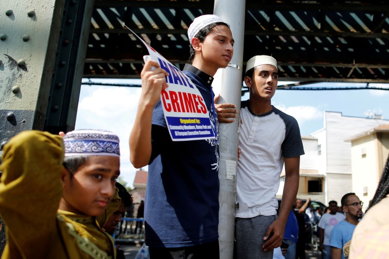 © Reuters. Boys take part in a protest to demand stop hate crime after the funeral service of Imam Maulama Akonjee, and Thara Uddin in the Queens borough of New York City