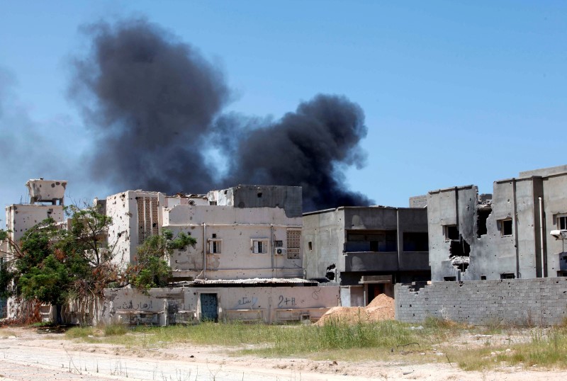 © Reuters. Smoke rises during a battle between Libyan forces allied with the U.N.-backed government and Islamic State fighters in neighborhood Number Two in Sirte