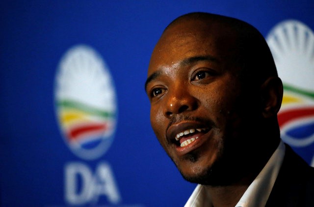 © Reuters. Leader of South Africa's Democratic Alliance (DA) Mmusi Maimane speaks during a news conference in Johannesburg, South Africa
