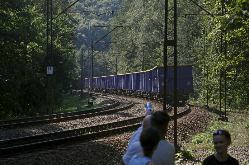 © Reuters. People observe a cargo train passing through an area where a Nazi train is believed to be, in Walbrzych