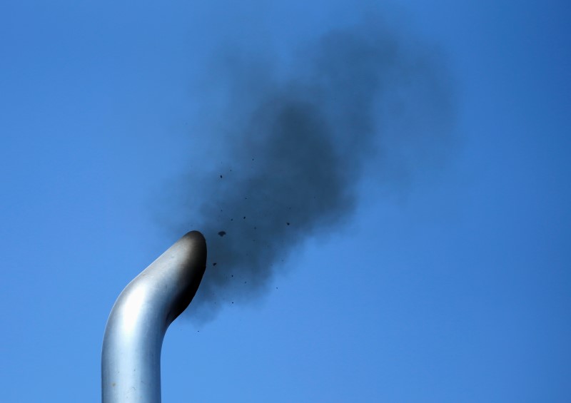 © Reuters. A truck engine is tested for pollution near the Mexican-U.S. border in Otay Mesa, California