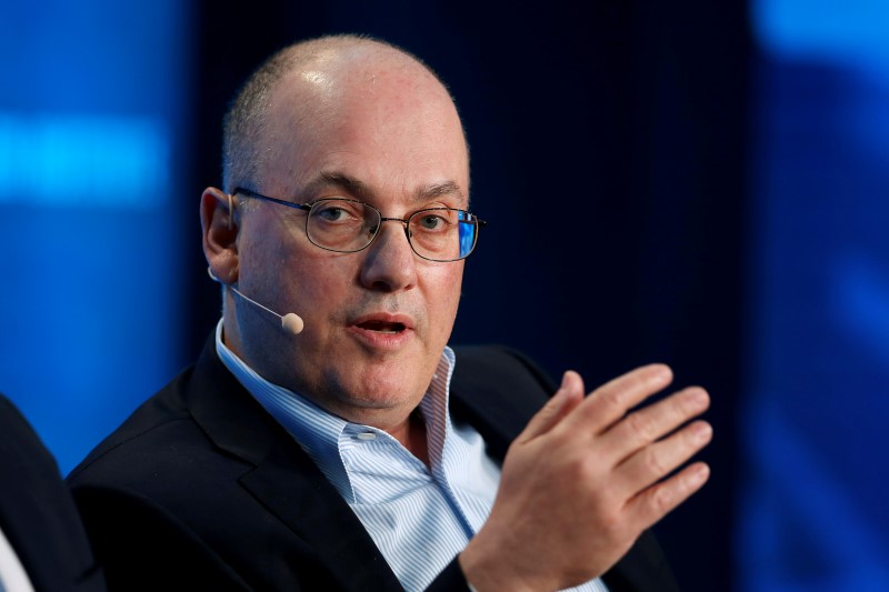 © Reuters. Steven Cohen, Chairman and CEO of Point72 Asset Management, speaks at the Milken Institute Global Conference in Beverly Hills
