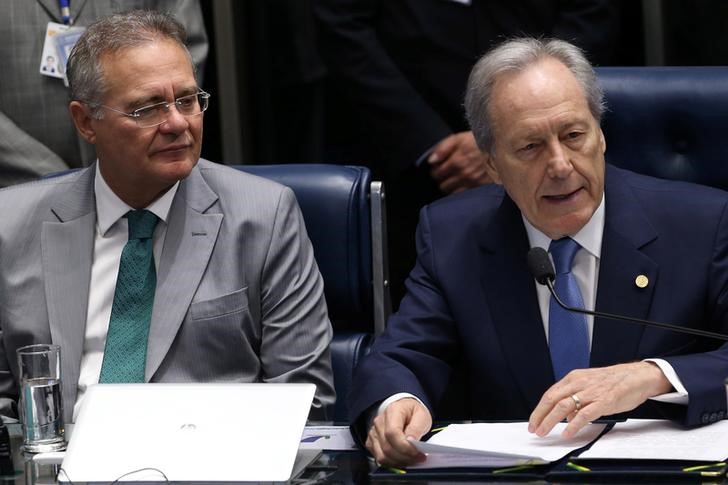 © Reuters. Presidente do Supremo Tribunal Federal, Ricardo Lewandowski (D) e presidente do Senado, Renan Calheiros (E)