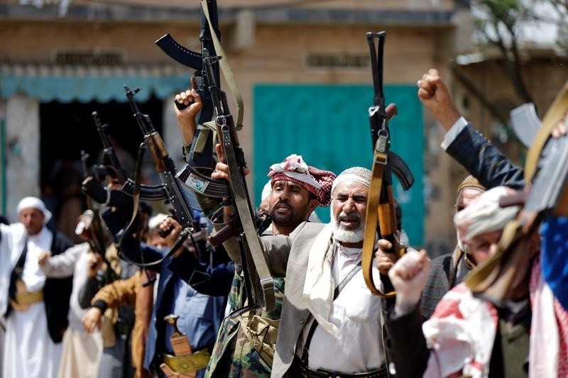 © Reuters. Armed men loyal to the Houthi movement wave their weapons as they gather to protest against a Saudi-led coalition air strike that hit a hospital operated by Medecins Sans Frontieres in northern Yemen, in the capital Sanaa